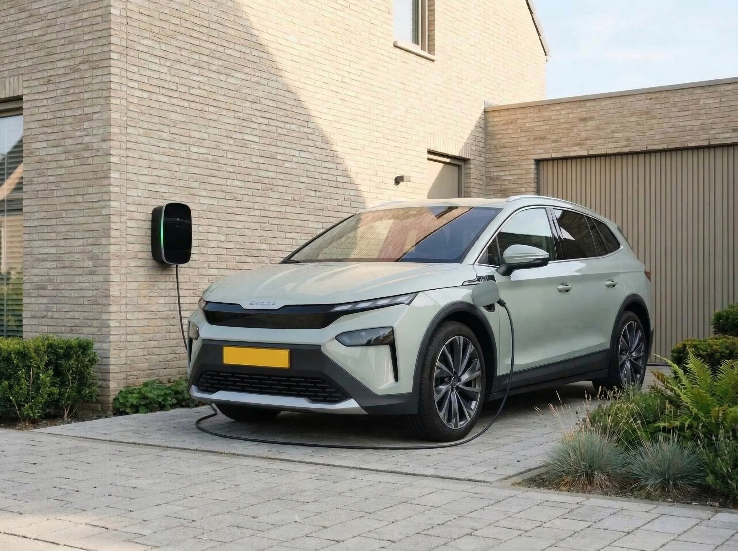 Skoda Elroq elektrische auto aan thuislaadpaal